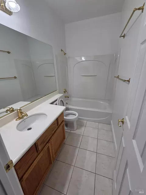 Bath - 7511 King Leopold Ct, Vallejo, CA 94591 photo 2 of 2