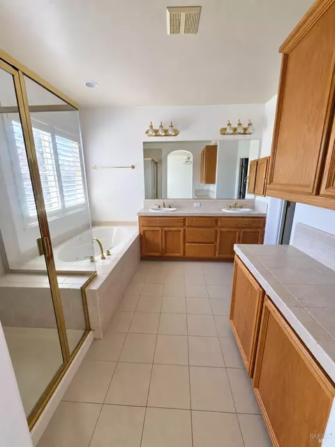 Bath - 7511 King Leopold Ct, Vallejo, CA 94591 photo 1 of 2