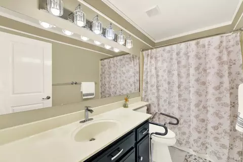 Bath - 760 Stallion Cir, Fairfield, CA 94533 photo 2 of 3