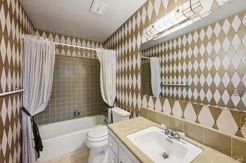 Bath - 1203 Alberca Rd, Sonoma, CA 95476 photo 3 of 4
