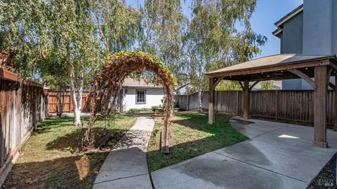 Exterior - 1116 Valley Glen Dr, Dixon, CA 95620 photo 6 of 9