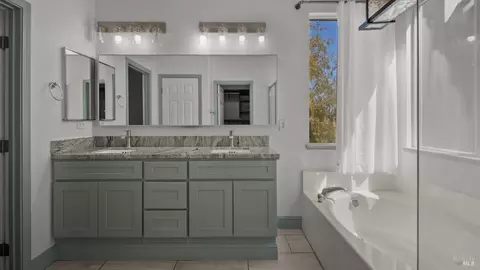 Bath - 1116 Valley Glen Dr, Dixon, CA 95620 photo 4 of 5