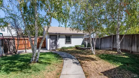 Exterior - 1116 Valley Glen Dr, Dixon, CA 95620 photo 8 of 9