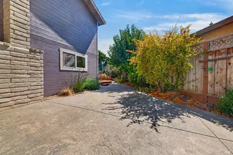 Exterior - 172 Clearview Ct, Petaluma, CA 94952 photo 10 of 21