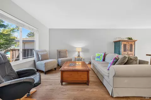 Living - 172 Clearview Ct, Petaluma, CA 94952 photo 3 of 8