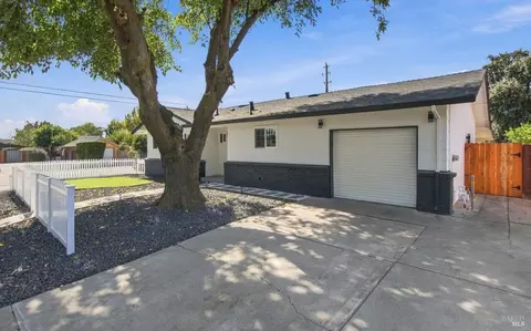 Exterior - 405 Priddy Dr, Dixon, CA 95620 photo 5 of 16