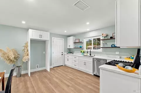 Kitchen - 405 Priddy Dr, Dixon, CA 95620 photo 2 of 5