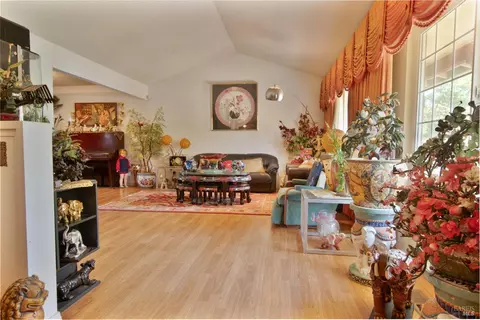 Living - 185 Lexington Dr, Vallejo, CA 94591 photo 3 of 4