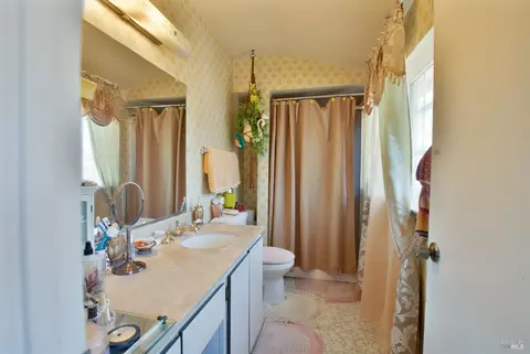 Bath - 185 Lexington Dr, Vallejo, CA 94591 photo 1 of 4