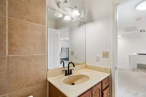 Bath - 473 Gilcrest Ave, Vallejo, CA 94591 photo 2 of 5