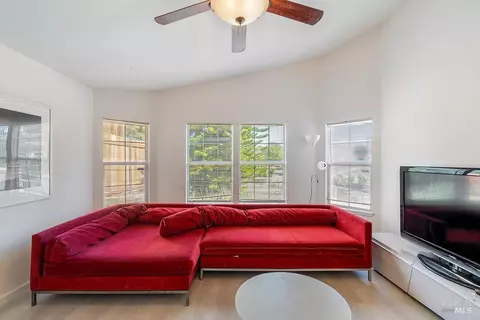 Living - 473 Gilcrest Ave, Vallejo, CA 94591 photo 2 of 2