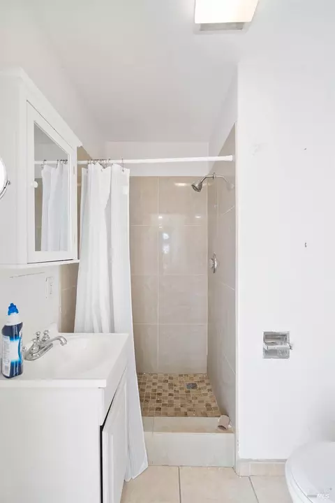 Bath - 473 Gilcrest Ave, Vallejo, CA 94591 photo 3 of 5