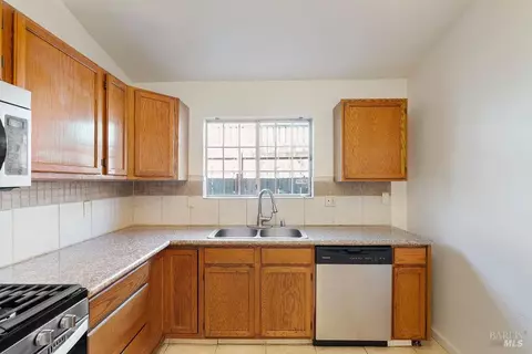 Kitchen - 473 Gilcrest Ave, Vallejo, CA 94591 photo 3 of 4