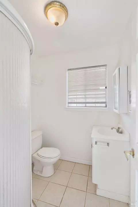 Bath - 473 Gilcrest Ave, Vallejo, CA 94591 photo 5 of 5