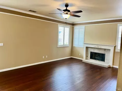Living - 725 Big Sur Ct, Fairfield, CA 94533 photo 2 of 4