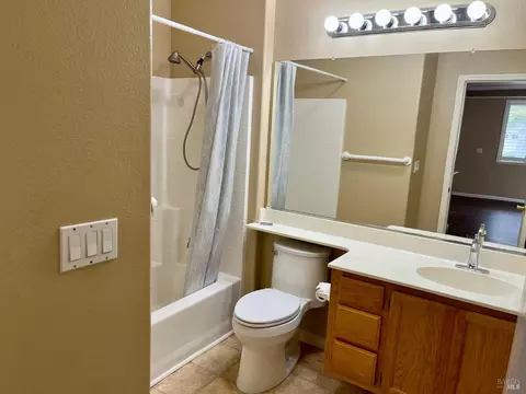 Bath - 725 Big Sur Ct, Fairfield, CA 94533 photo 1 of 3