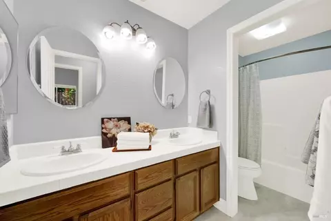 Bath - 1460 Austin Dr, Dixon, CA 95620 photo 1 of 2