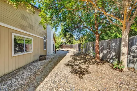 Exterior - 1460 Austin Dr, Dixon, CA 95620 photo 7 of 13