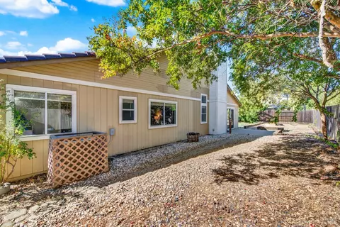 Exterior - 1460 Austin Dr, Dixon, CA 95620 photo 6 of 13