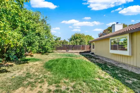 Exterior - 1460 Austin Dr, Dixon, CA 95620 photo 10 of 13