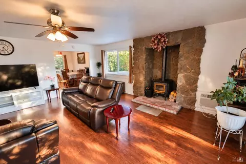 Living - 467 Harper Ct, Windsor, CA 95492 photo 2 of 2