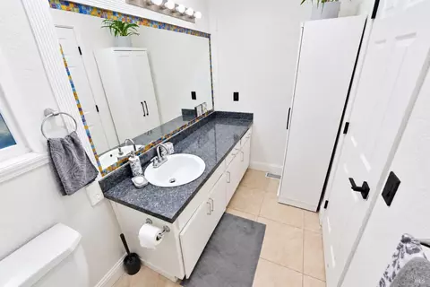 Bath - 467 Harper Ct, Windsor, CA 95492 photo 3 of 4