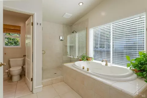 Bath - 25 Highland Ct, Ukiah, CA 95482 photo 3 of 4