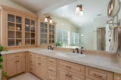 Bath - 25 Highland Ct, Ukiah, CA 95482 photo 2 of 4
