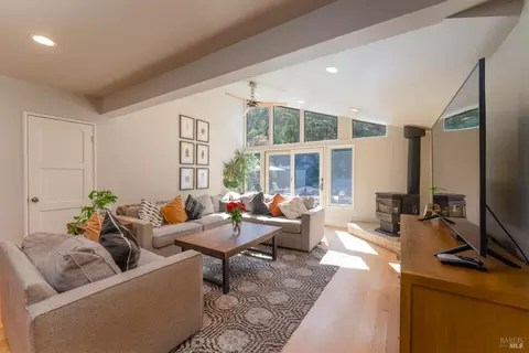 Living - 25 Highland Ct, Ukiah, CA 95482 photo 6 of 6
