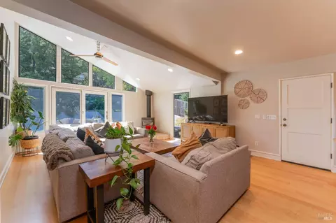 Living - 25 Highland Ct, Ukiah, CA 95482 photo 5 of 6
