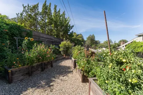 Exterior - 25 Highland Ct, Ukiah, CA 95482 photo 11 of 17