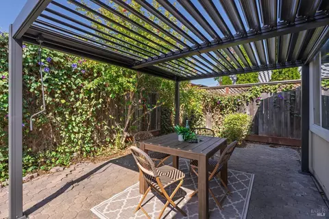 Exterior - 7127 17th Hole Dr, Windsor, CA 95492 photo 3 of 4