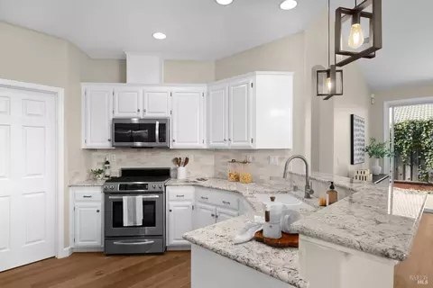 Kitchen - 7127 17th Hole Dr, Windsor, CA 95492 photo 5 of 6
