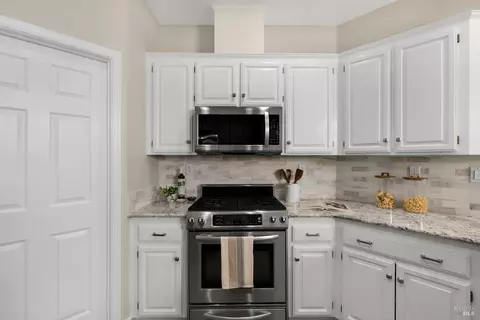 Kitchen - 7127 17th Hole Dr, Windsor, CA 95492 photo 2 of 6