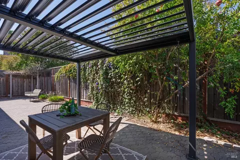 Exterior - 7127 17th Hole Dr, Windsor, CA 95492 photo 4 of 4