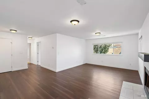Living - 229 Nautical Ct, Vallejo, CA 94591 photo 3 of 6