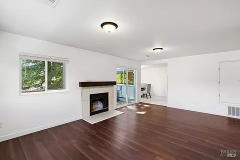 Living - 229 Nautical Ct, Vallejo, CA 94591 photo 5 of 6