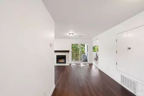 Living - 229 Nautical Ct, Vallejo, CA 94591 photo 6 of 6