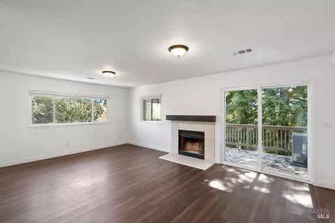 Living - 229 Nautical Ct, Vallejo, CA 94591 photo 2 of 6