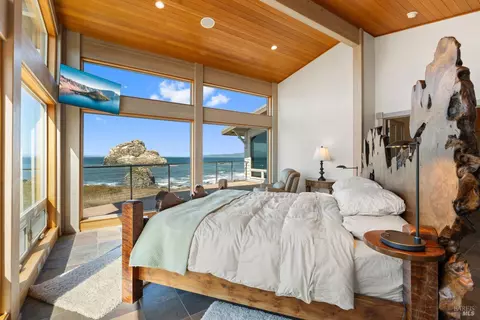 Bedroom - 405 Island View Dr, Smith River, CA 95567 photo 1 of 8