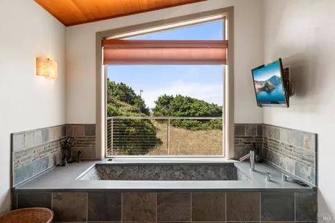 Bath - 405 Island View Dr, Smith River, CA 95567 photo 3 of 10