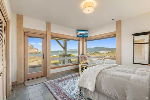 Bedroom - 405 Island View Dr, Smith River, CA 95567 photo 4 of 8