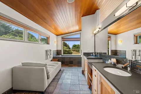 Bath - 405 Island View Dr, Smith River, CA 95567 photo 2 of 10