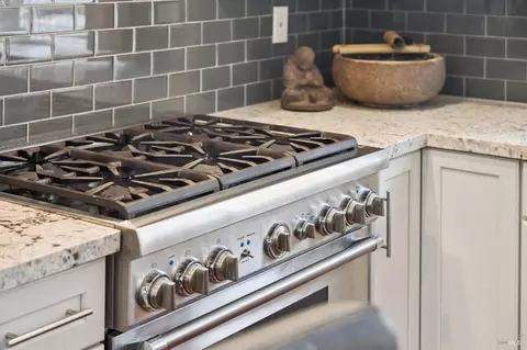 Kitchen - 10 N Knoll Rd, Mill Valley, CA 94941 photo 6 of 8