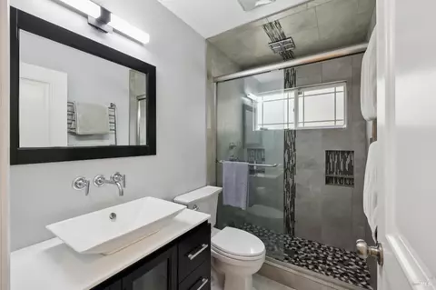 Bath - 10 N Knoll Rd, Mill Valley, CA 94941 photo 1 of 2
