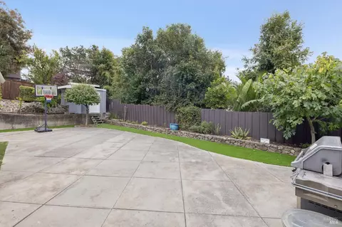 Exterior - 10 N Knoll Rd, Mill Valley, CA 94941 photo 5 of 12