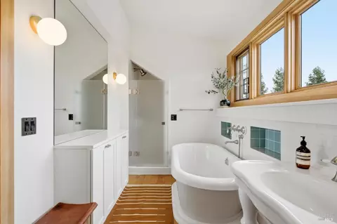Bath - 21831 Schellville Rd, Sonoma, CA 95476 photo 2 of 4