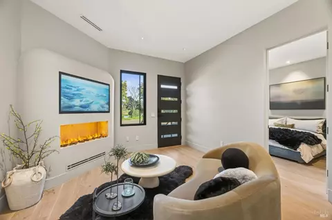 Living - 585 Riverside Dr, Napa, CA 94559 photo 1 of 3