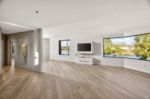 Living - 585 Riverside Dr, Napa, CA 94559 photo 2 of 3