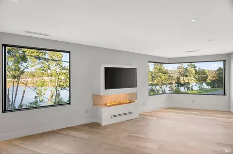 Living - 585 Riverside Dr, Napa, CA 94559 photo 3 of 3